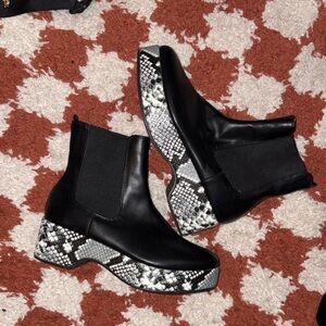 Chelsea Boots w/Snakeskin Platform